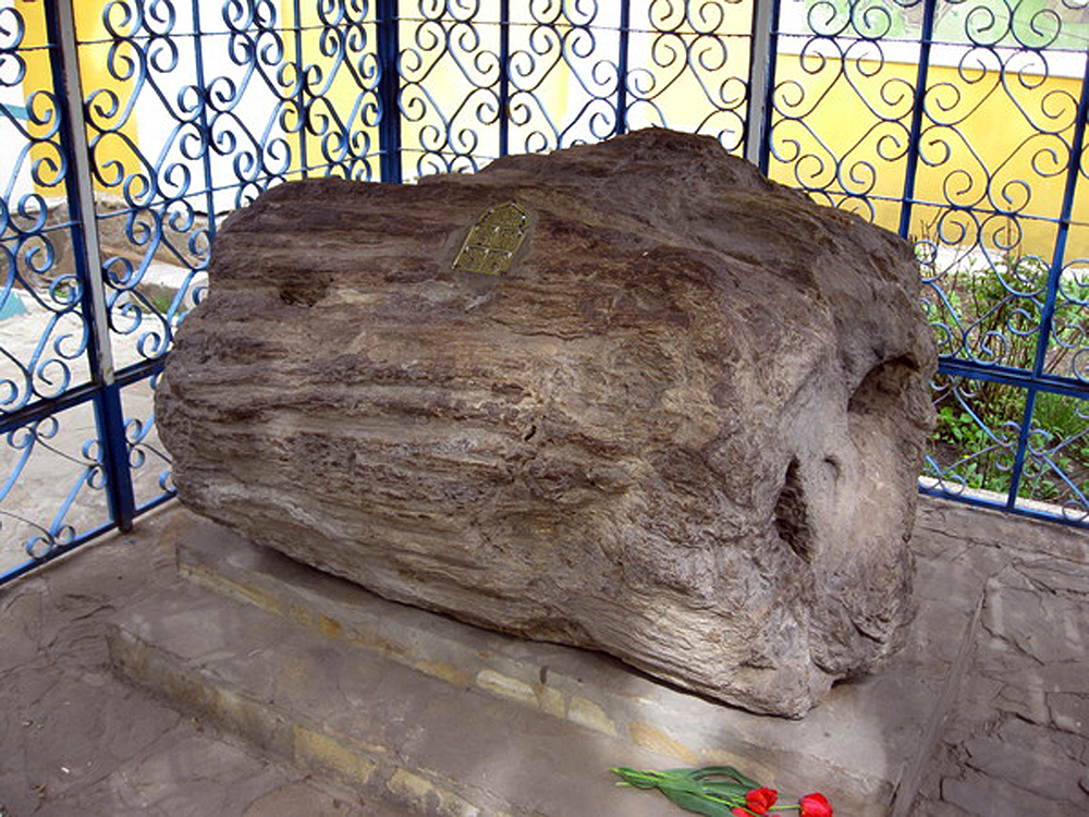 Каменный дуб оградили решеткой и прикрепили к нему металлическую табличку с надписью