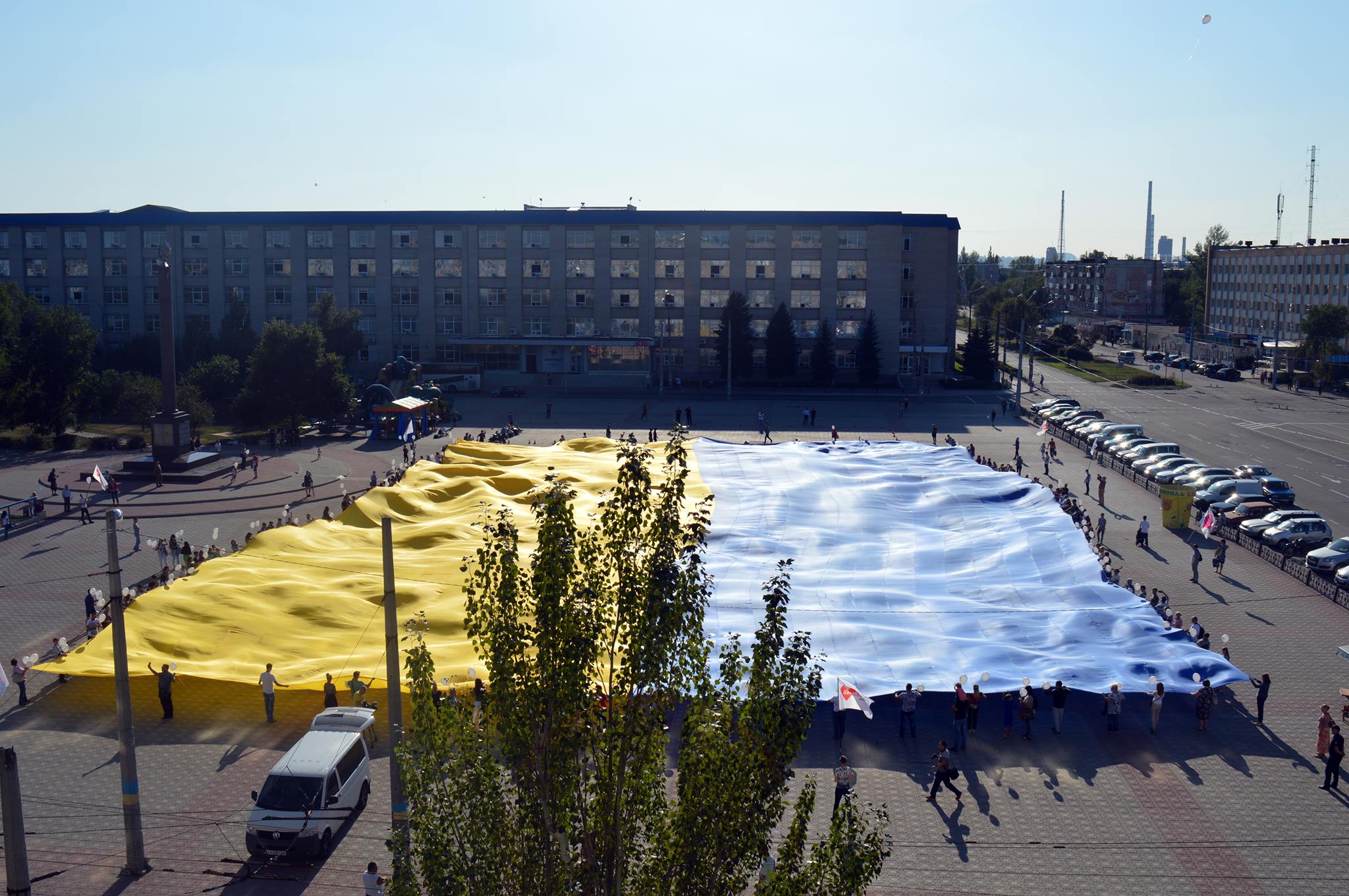 В Северодонецке развернули самый большой в мире флаг Украины