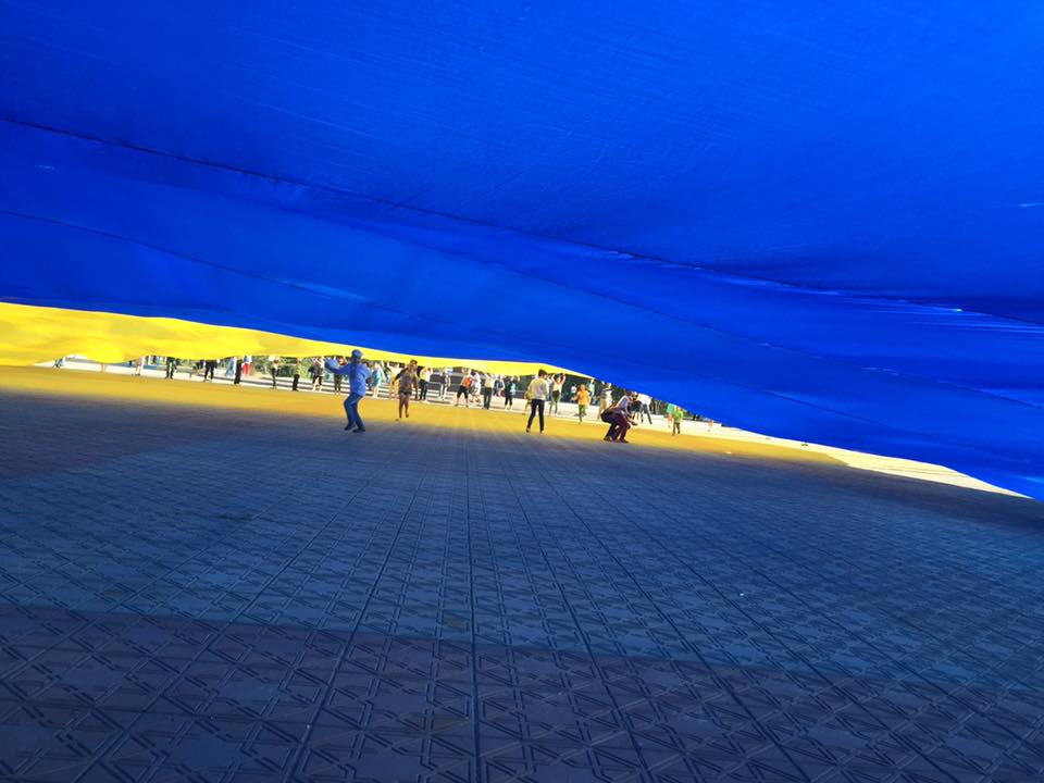 В Северодонецке развернули самый большой в мире флаг Украины