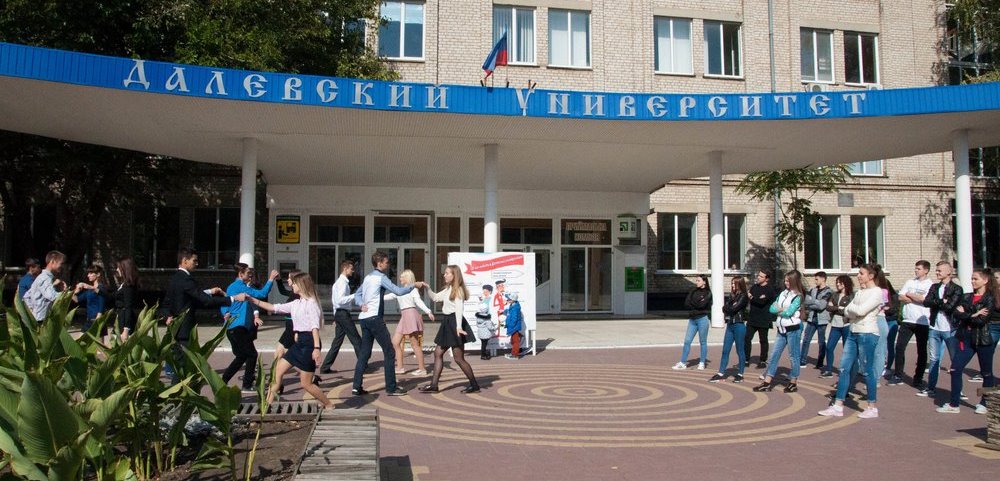 Студенты из «ЛНР» приняли участие во флешмобе и показали, как нужно одеваться