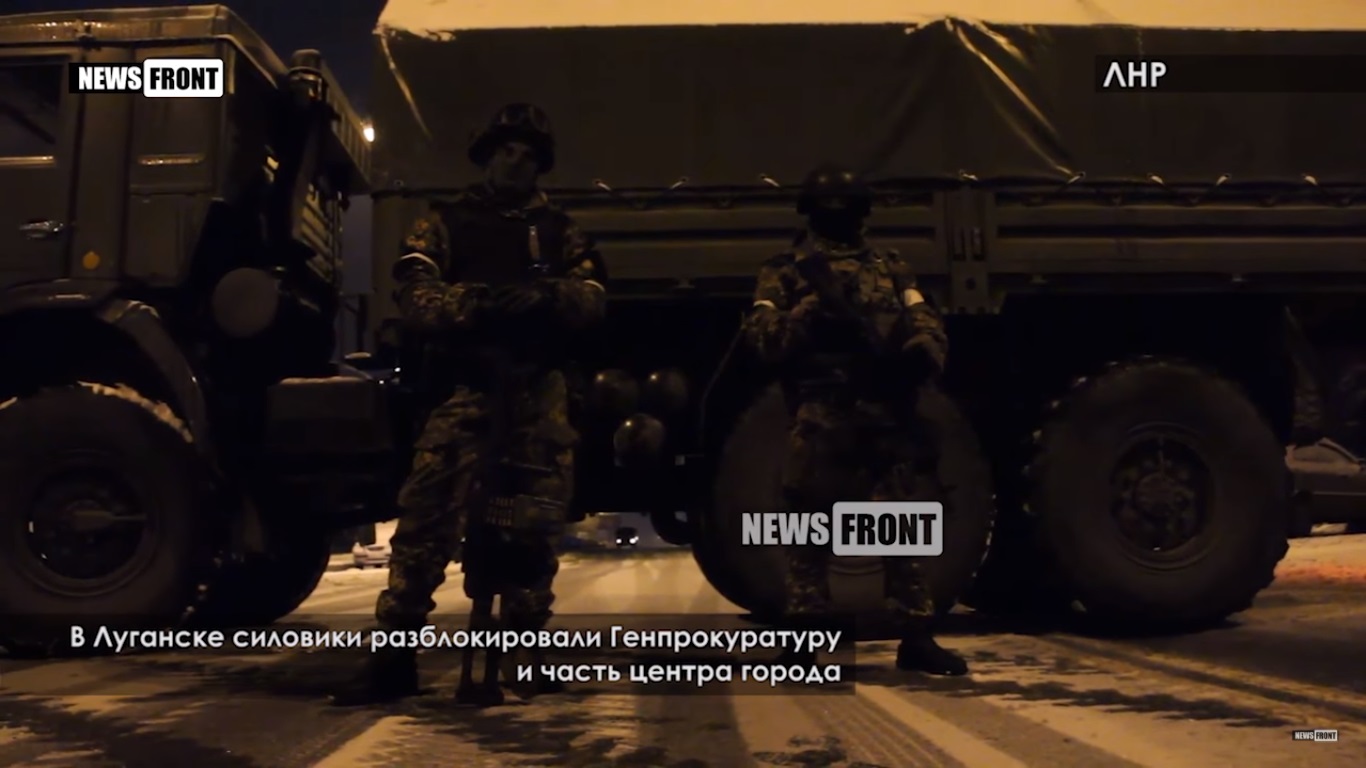 Вооруженные люди уехали от осажденного здания «генпрокуратуры». ВИДЕО