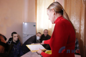 Пленникам боевиков «ЛНР» передали письма от родных