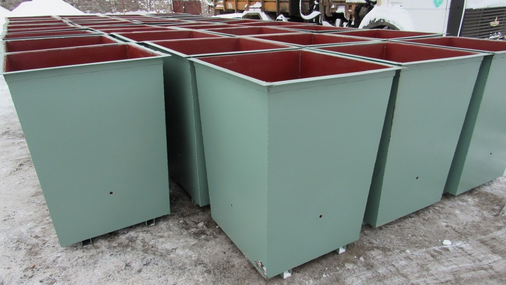 На Стахановском вагоностроительном заводе похвастались производством мусорных баков