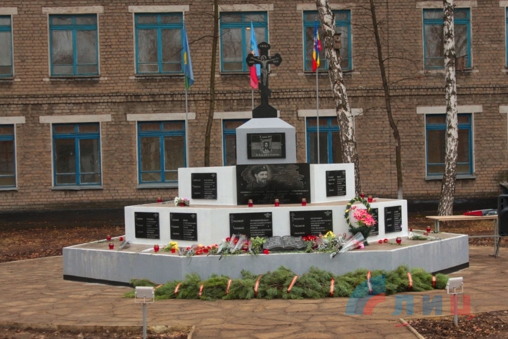 В Кадиевке открыли памятник боевику Дремову