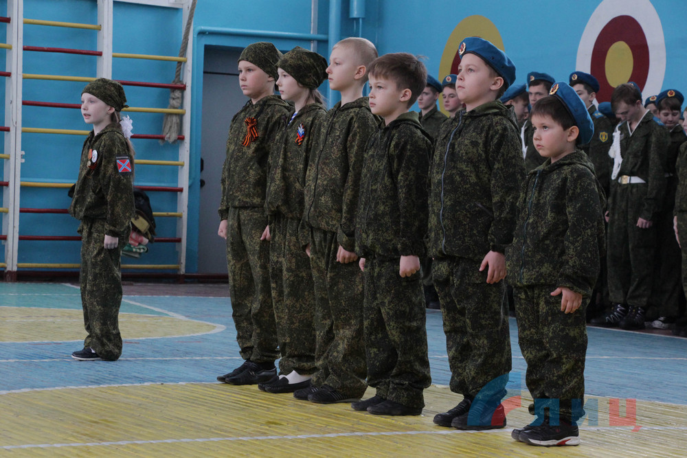 В «ЛНР» школьники ходили строем, пели патриотические песни и учились обращаться с автоматами