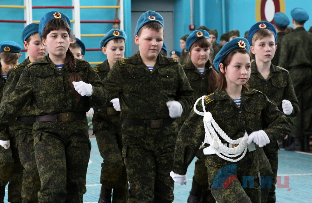 В «ЛНР» школьники ходили строем, пели патриотические песни и учились обращаться с автоматами