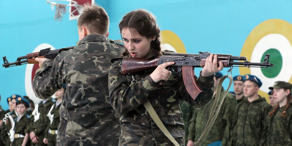 В «ЛНР» школьники ходили строем, пели патриотические песни и учились обращаться с автоматами