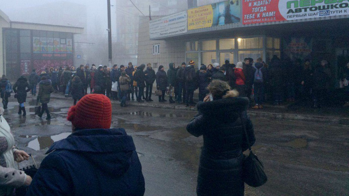 Группировка «ДНР» ввела обязательную продажу билетов. Люди по 40 минут стоят в очереди