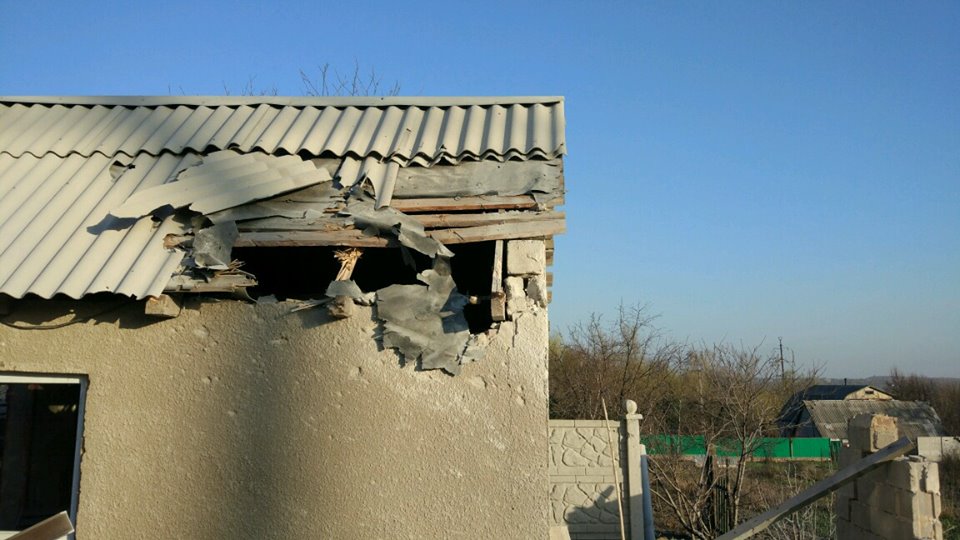 Опубликованы фотографии последствий ночного обстрела в Донецке