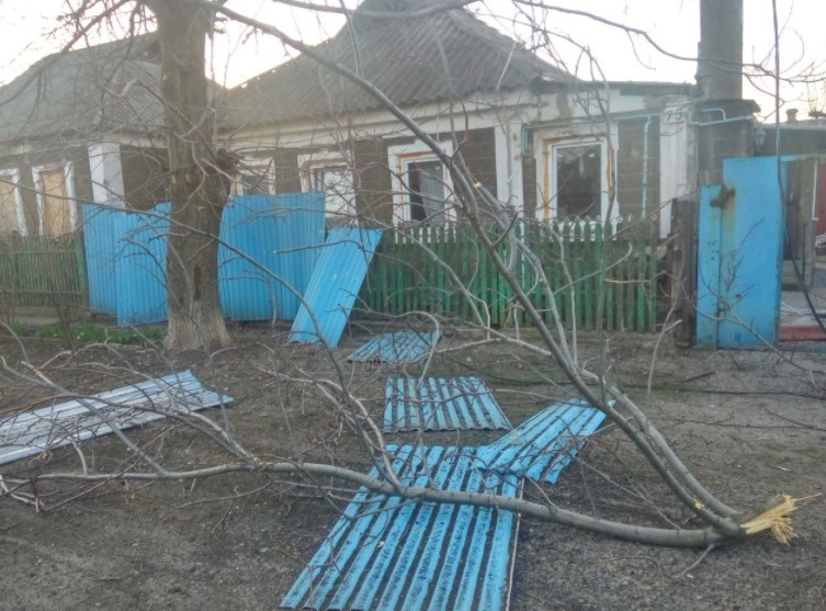 Опубликованы фотографии последствий ночного обстрела в Донецке