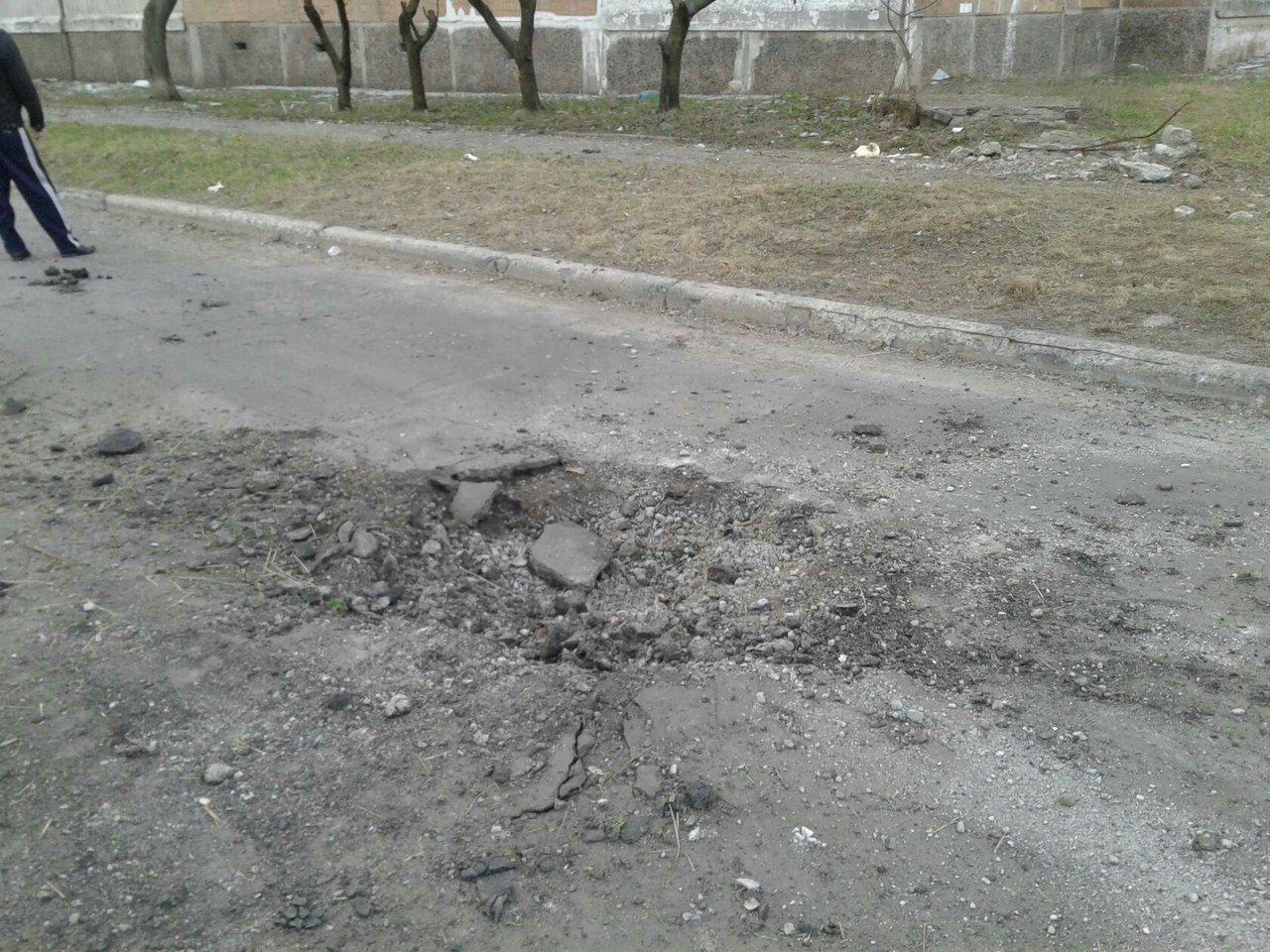 Опубликованы фотографии последствий ночного обстрела в Донецке