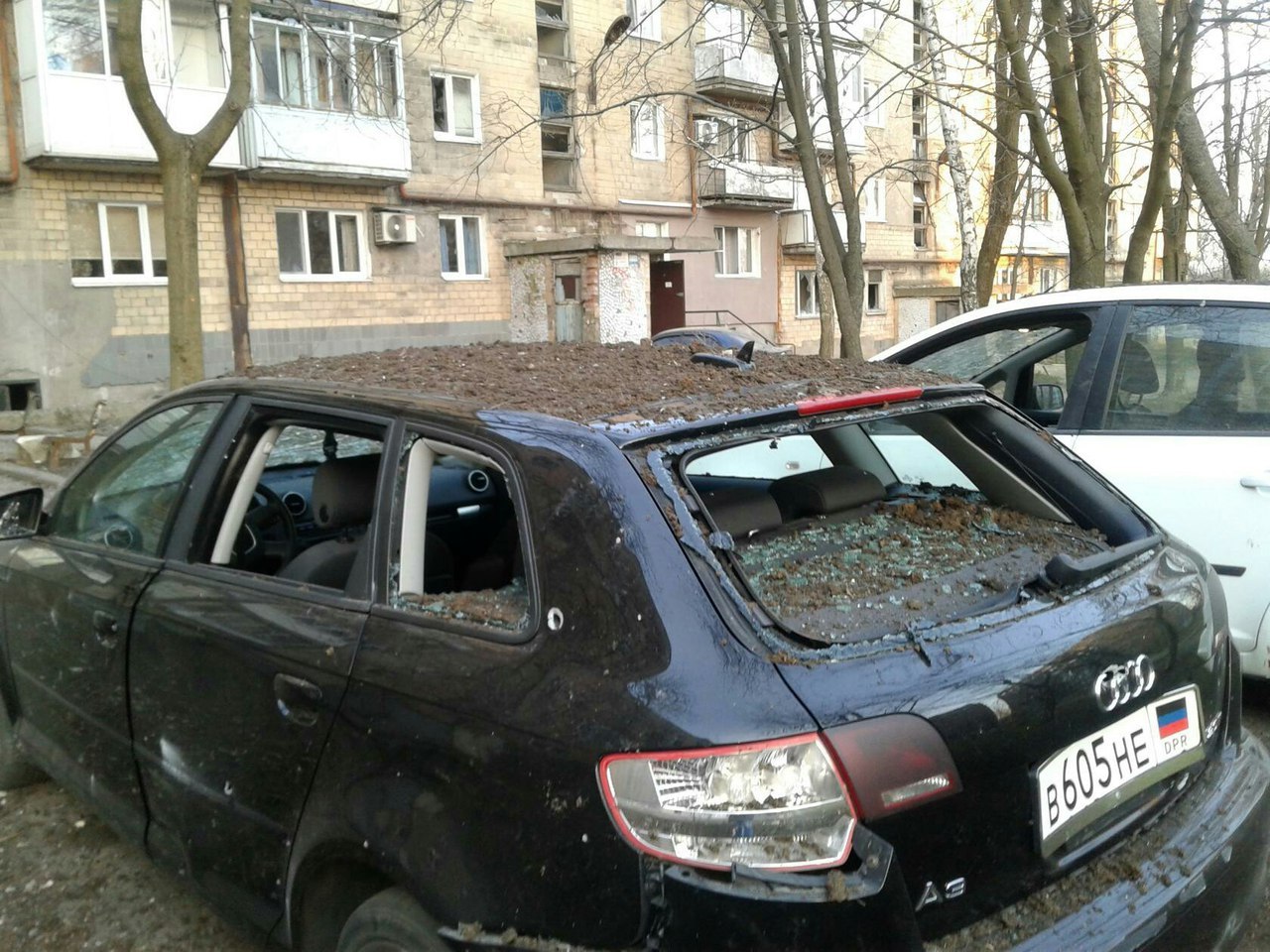 Опубликованы фотографии последствий ночного обстрела в Донецке