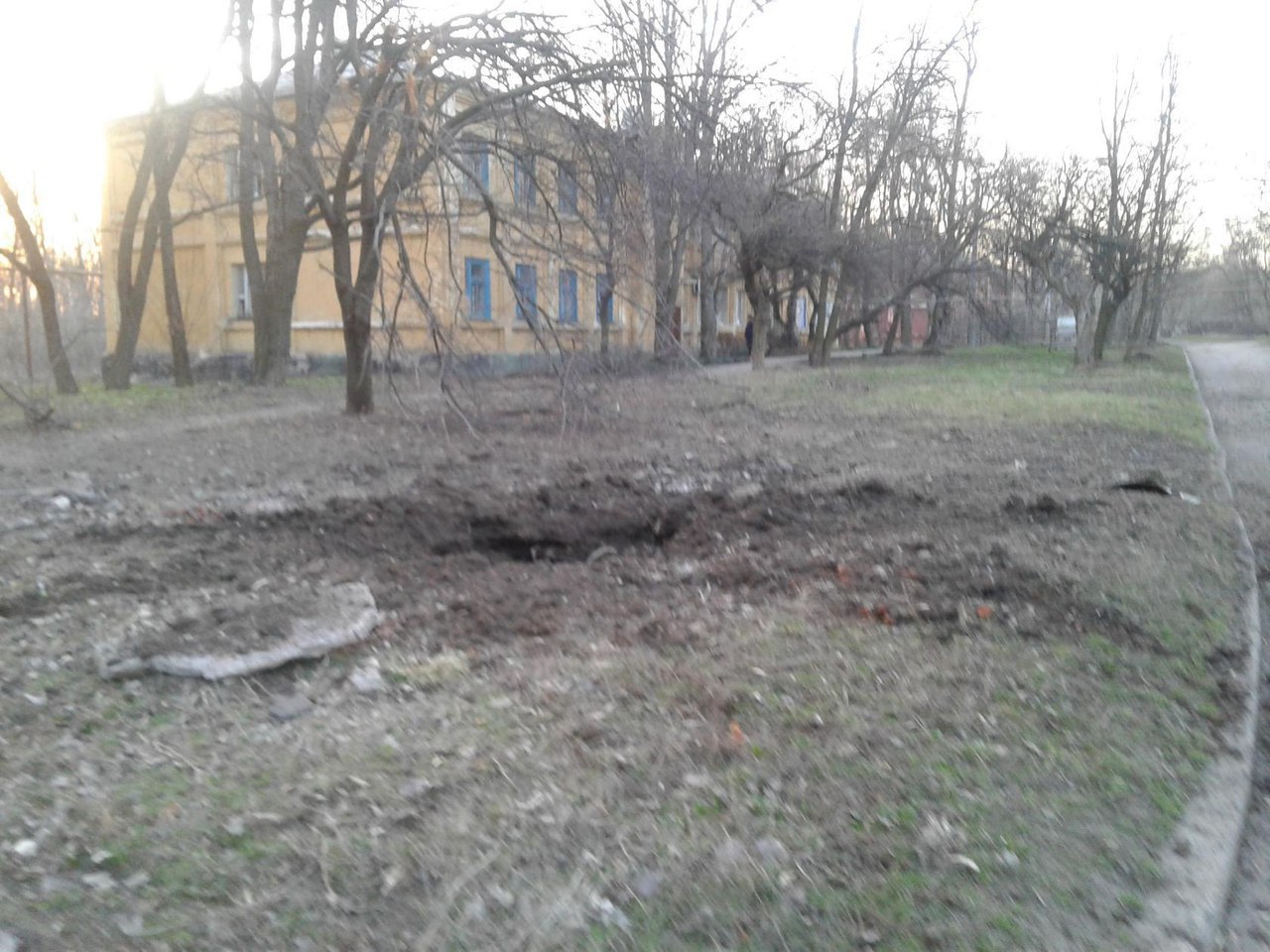 Опубликованы фотографии последствий ночного обстрела в Донецке