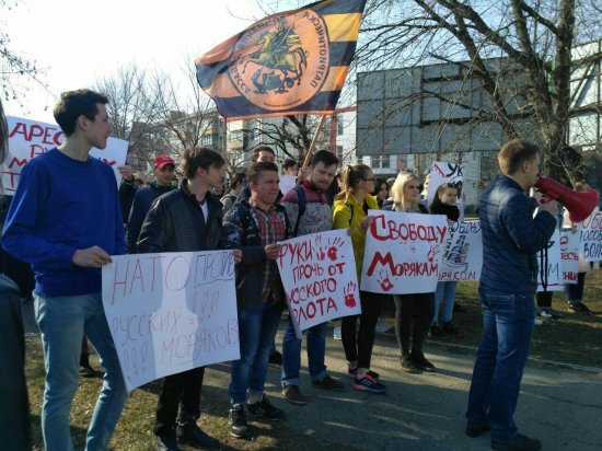 В Луганске студентов согнали на митинг под здание ОБСЕ