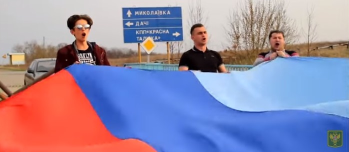В ответ на ночной обстрел недалеко от Станицы Луганской развернули флаг