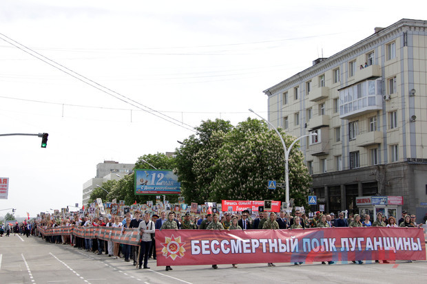В Луганске прошел парад с военной техникой (ФОТО)