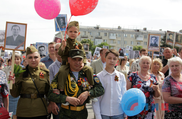 В Луганске прошел парад с военной техникой (ФОТО)