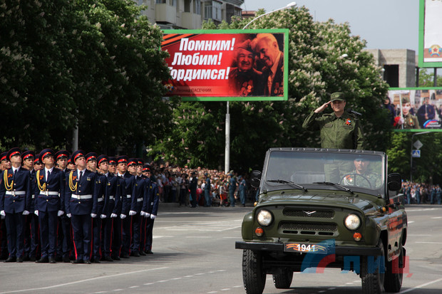 В Луганске прошел парад с военной техникой (ФОТО)