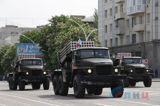 В Луганске прошел парад с военной техникой (ФОТО)