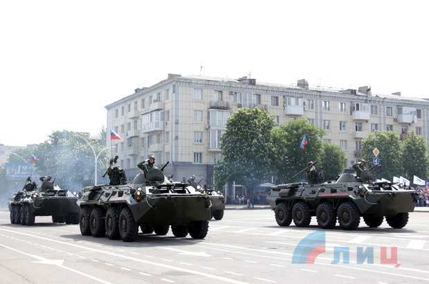 В Луганске прошел парад с военной техникой (ФОТО)