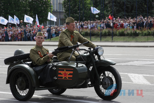 В Луганске прошел парад с военной техникой (ФОТО)