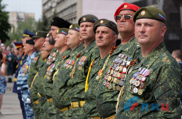 В Луганске прошел парад с военной техникой (ФОТО)