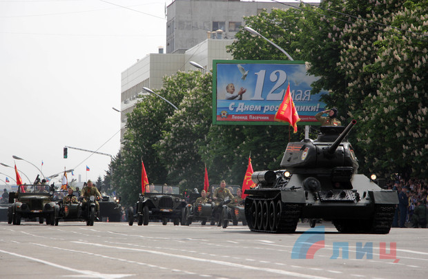 В Луганске прошел парад с военной техникой (ФОТО)