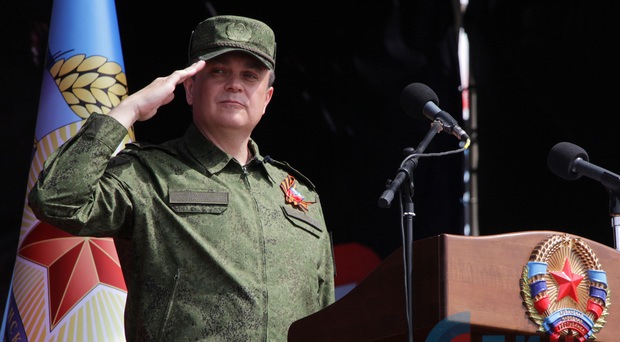 В Луганске прошел парад с военной техникой (ФОТО)