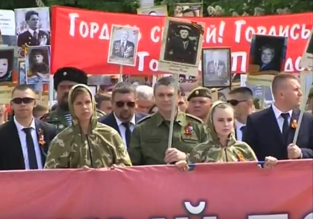 Пасечник прошел в «Бессмертном полку» в окружении охраны
