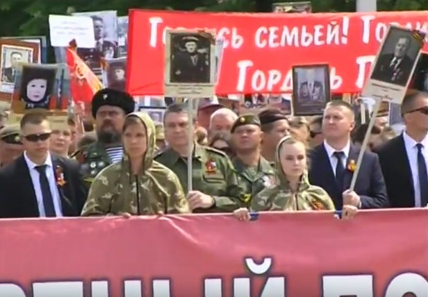 Пасечник прошел в «Бессмертном полку» в окружении охраны