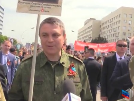 Пасечник прошел в «Бессмертном полку» в окружении охраны