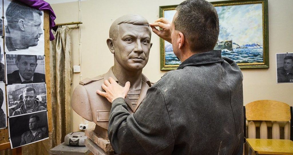 Луганский скульптор лепит бюст Захарченко