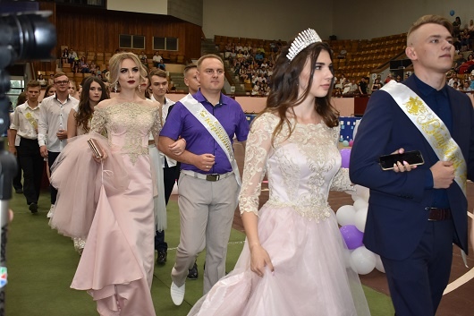 Школьники Луганской области отпраздновали выпускной (ФОТО)