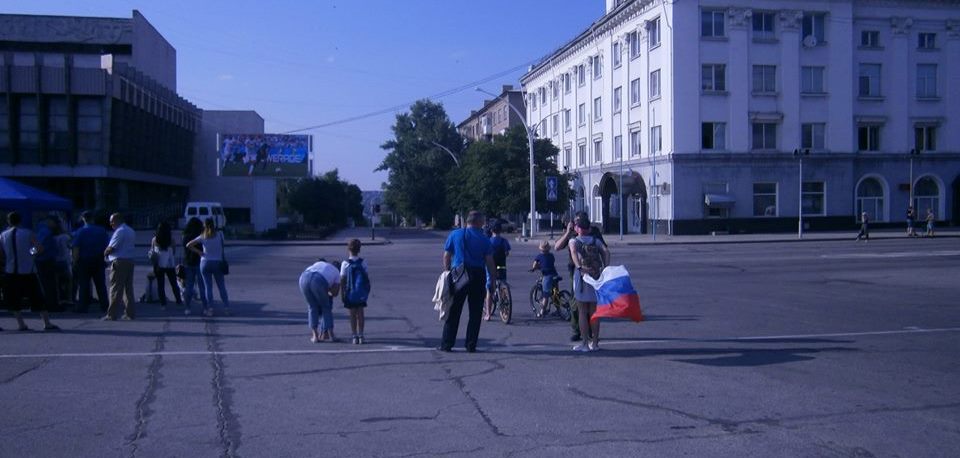 В Луганске футбольную болельщицу попросили убрать российский флаг