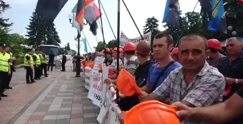 Под Радой шахтеры требуют зарплату