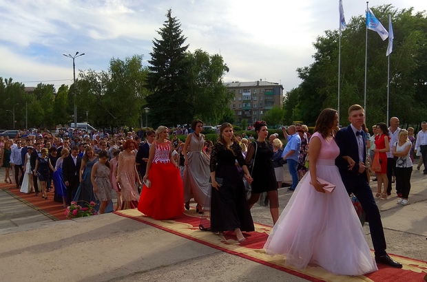 Школьники Луганской области отпраздновали выпускной (ФОТО)