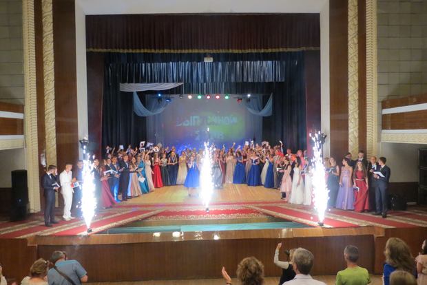 Школьники Луганской области отпраздновали выпускной (ФОТО)