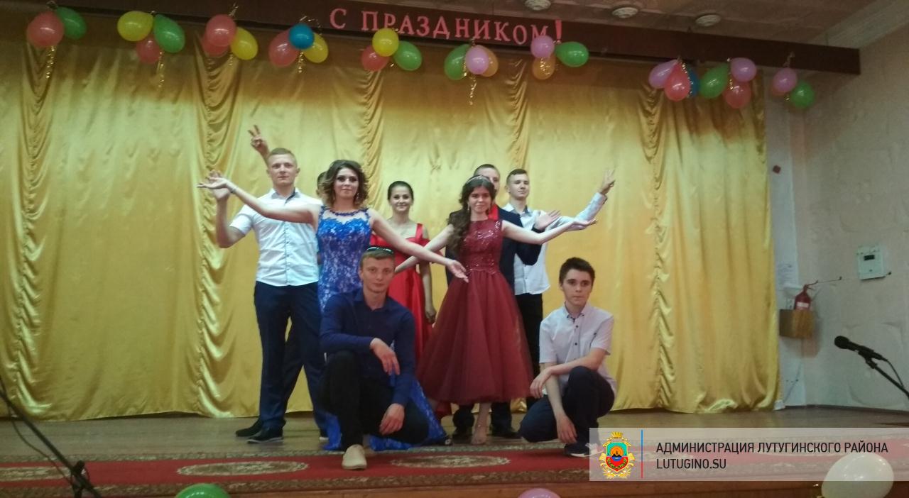 Школьники Луганской области отпраздновали выпускной (ФОТО)