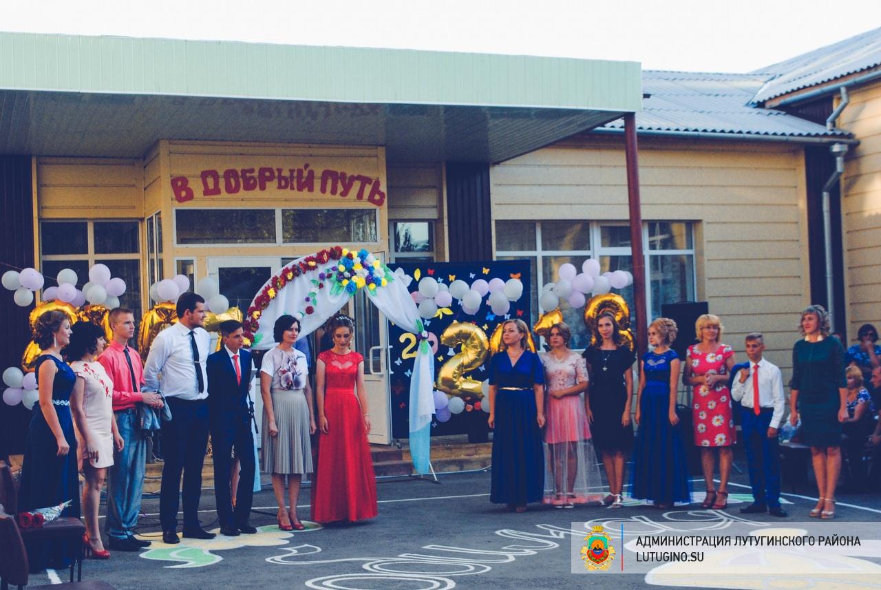 Школьники Луганской области отпраздновали выпускной (ФОТО)