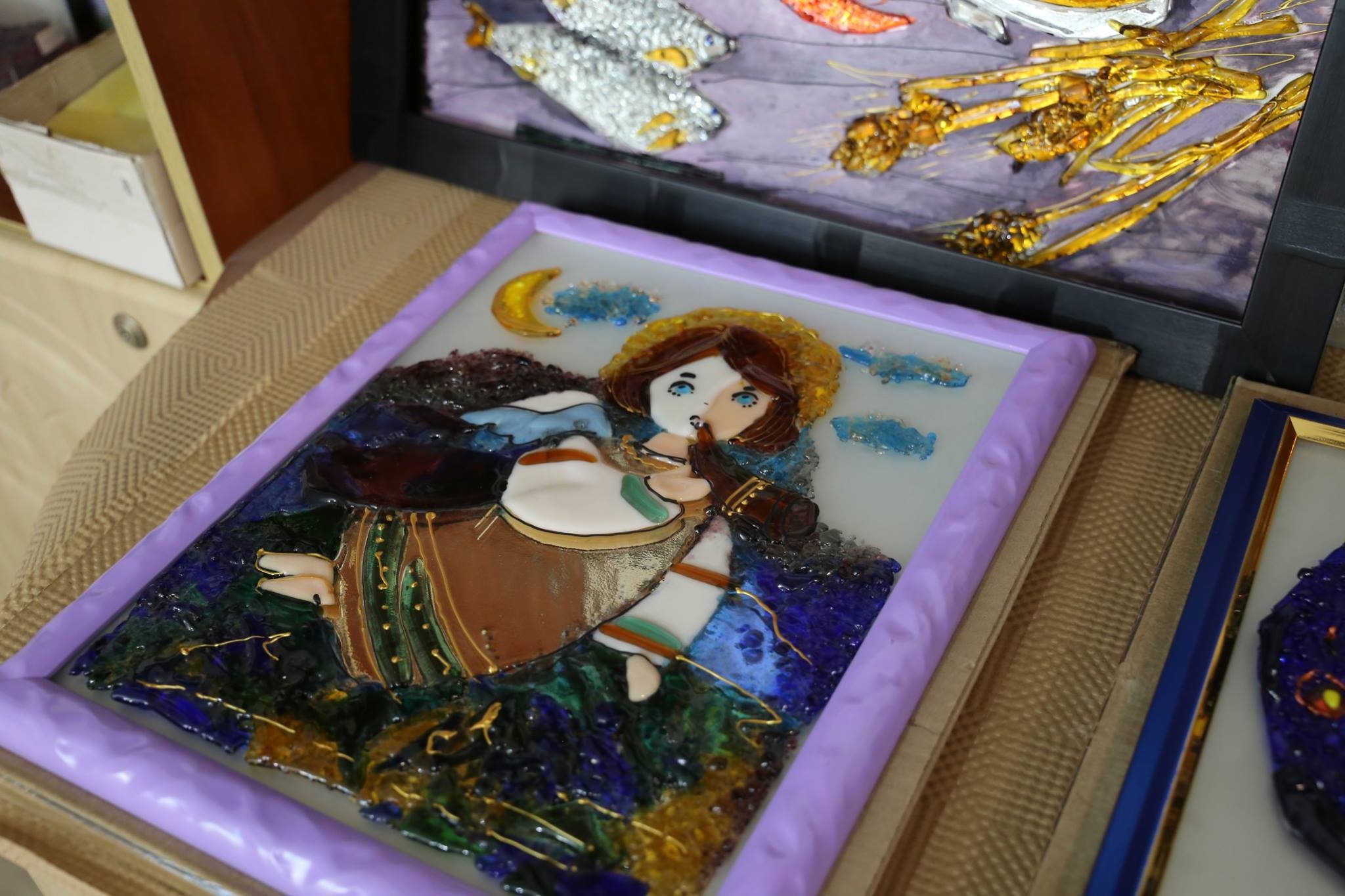 В Лисичанске делают зеркала и картины из стекла