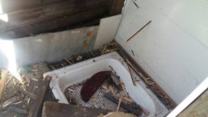 В поселке Золотое-4 снаряд повредил жилой дом