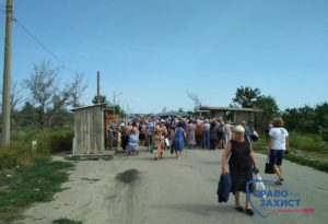 Картина дня: На КПВВ «Станица Луганская» тысячи людей проверяют четыре сотрудника фискальной службы