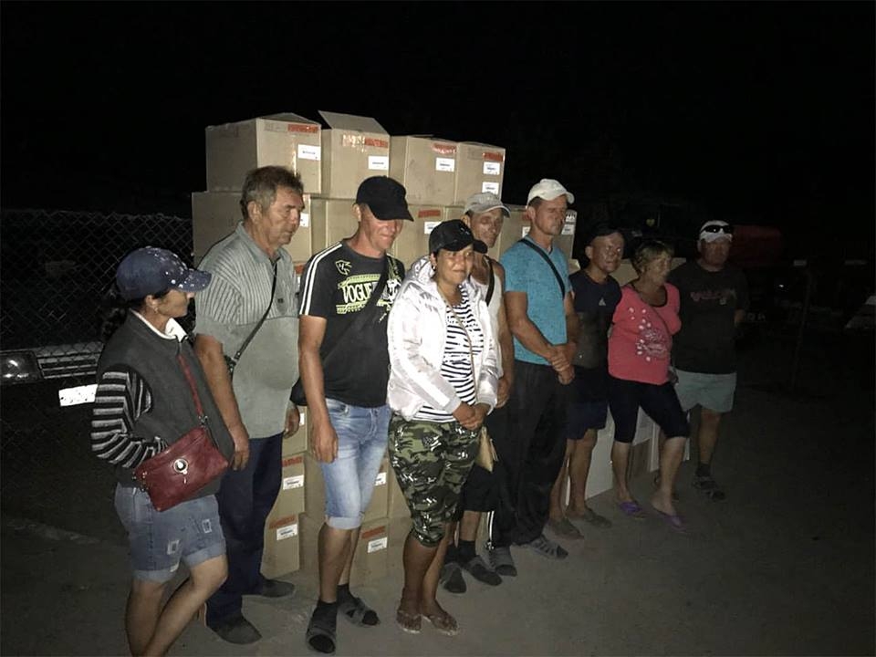 Женщина наняла 8 человек для переноса контрабанды