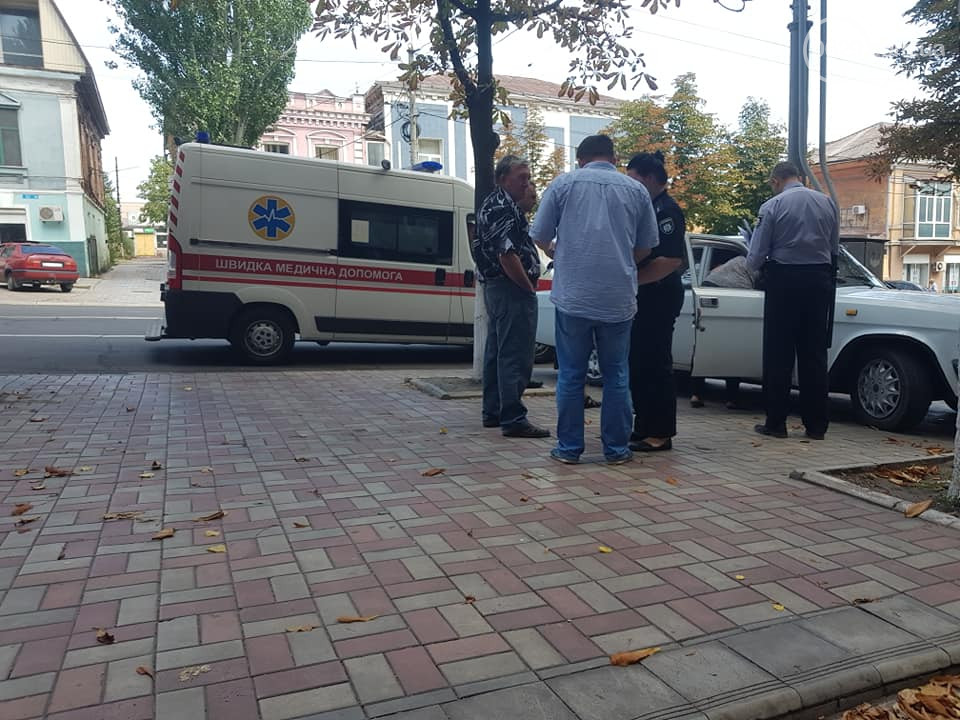В Мариуполе под зданием «Ощадбанка» умер пожилой человек