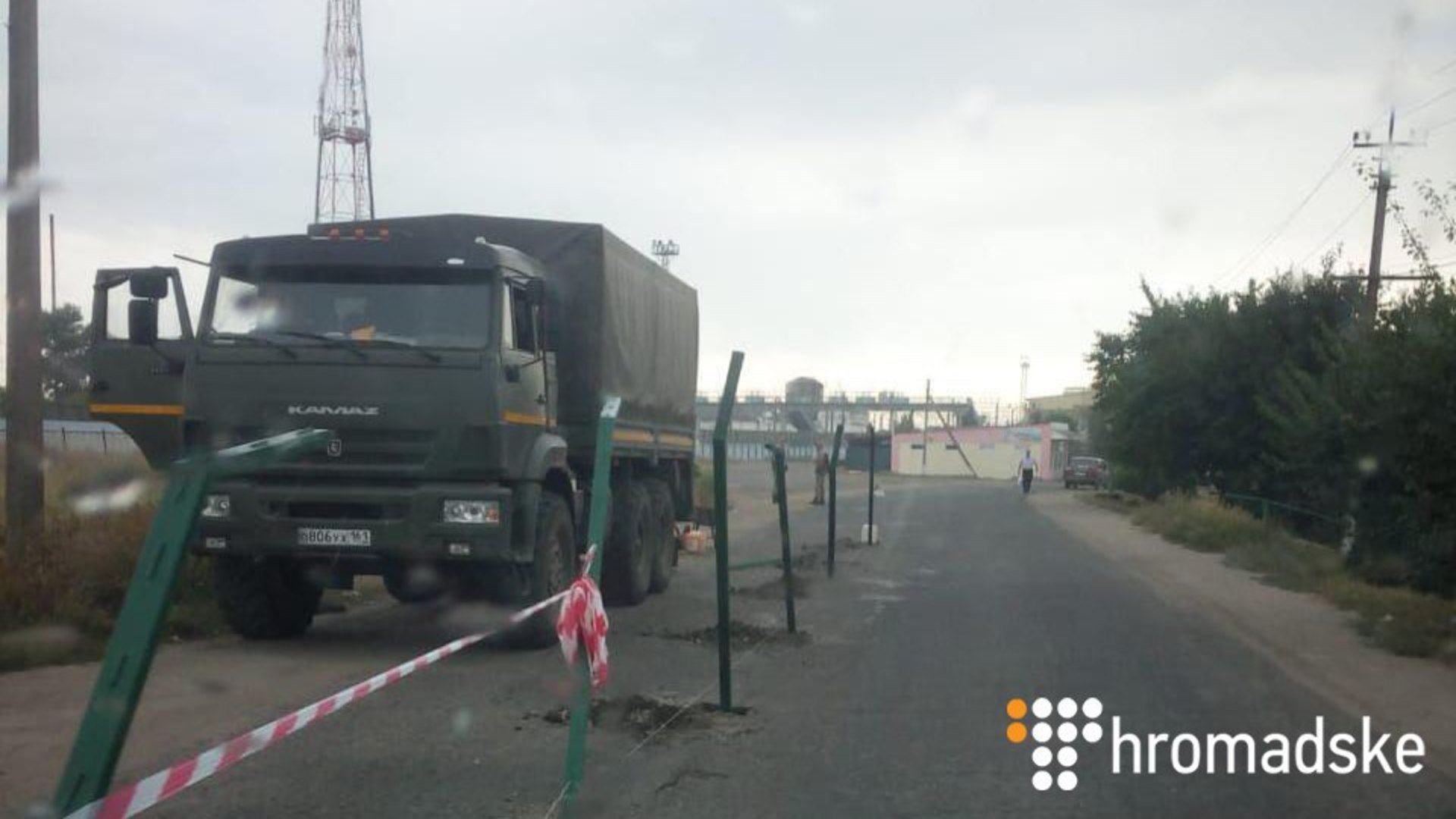 В приграничном Меловом Россия строит забор прямо посреди улицы