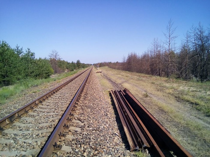 В Станично-Луганской райгосадминистрации показали спиленные железнодорожные пути