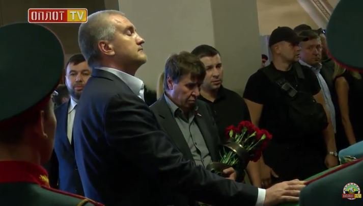 На похороны Захарченко приехали Поклонская и Аксенов, а Сурков написал обращение к покойному