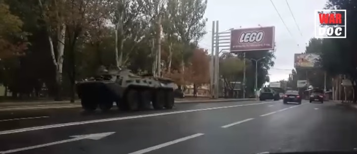 В оккупированном Донецке засняли военную технику, едущую через центр города