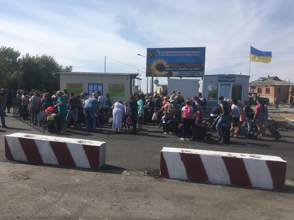 Пункт пропуска в Станице Луганской открыли после ремонта