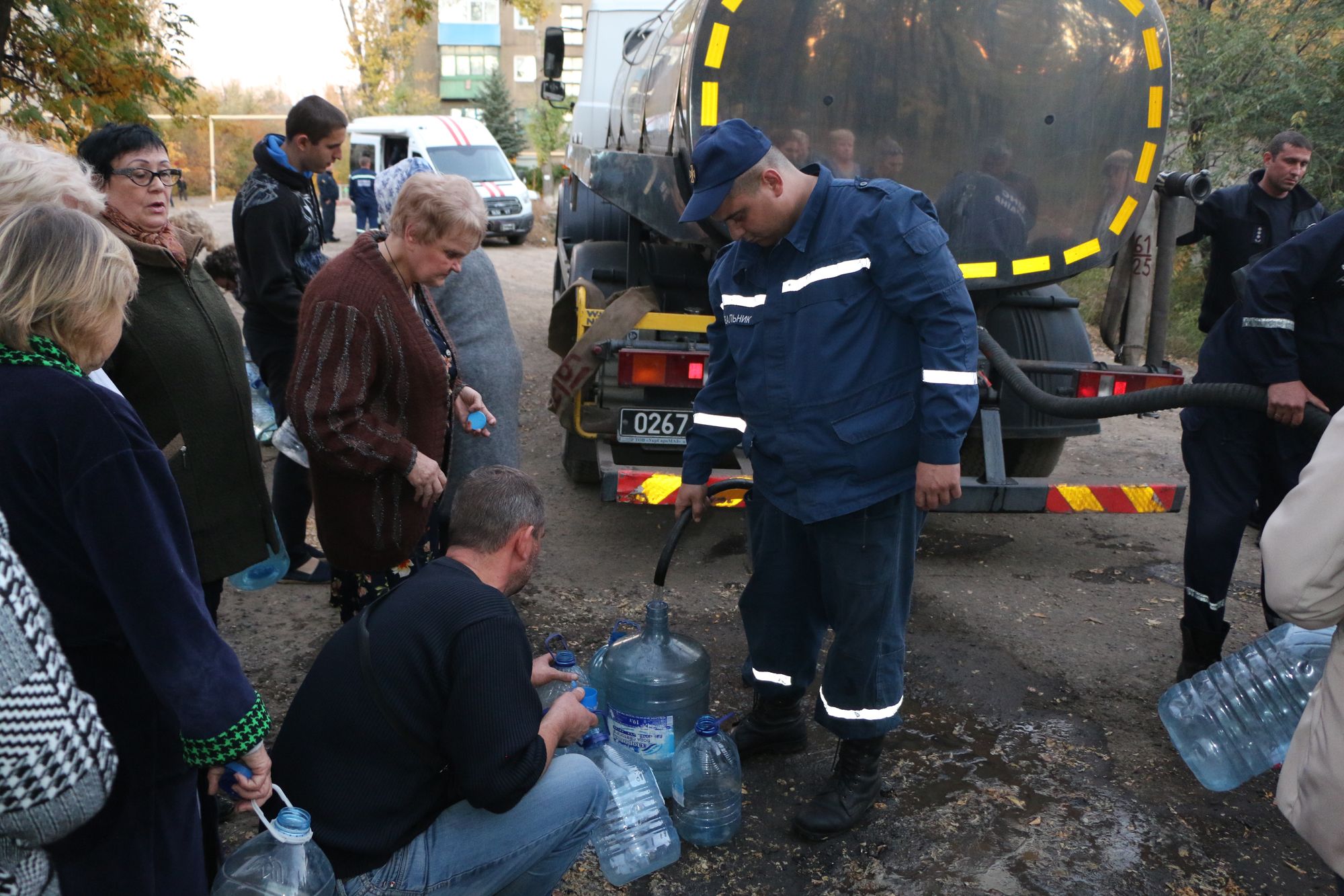 Торецк без водоснабжения: пожарные колонки, вода в цистернах и ведра у водосточных труб